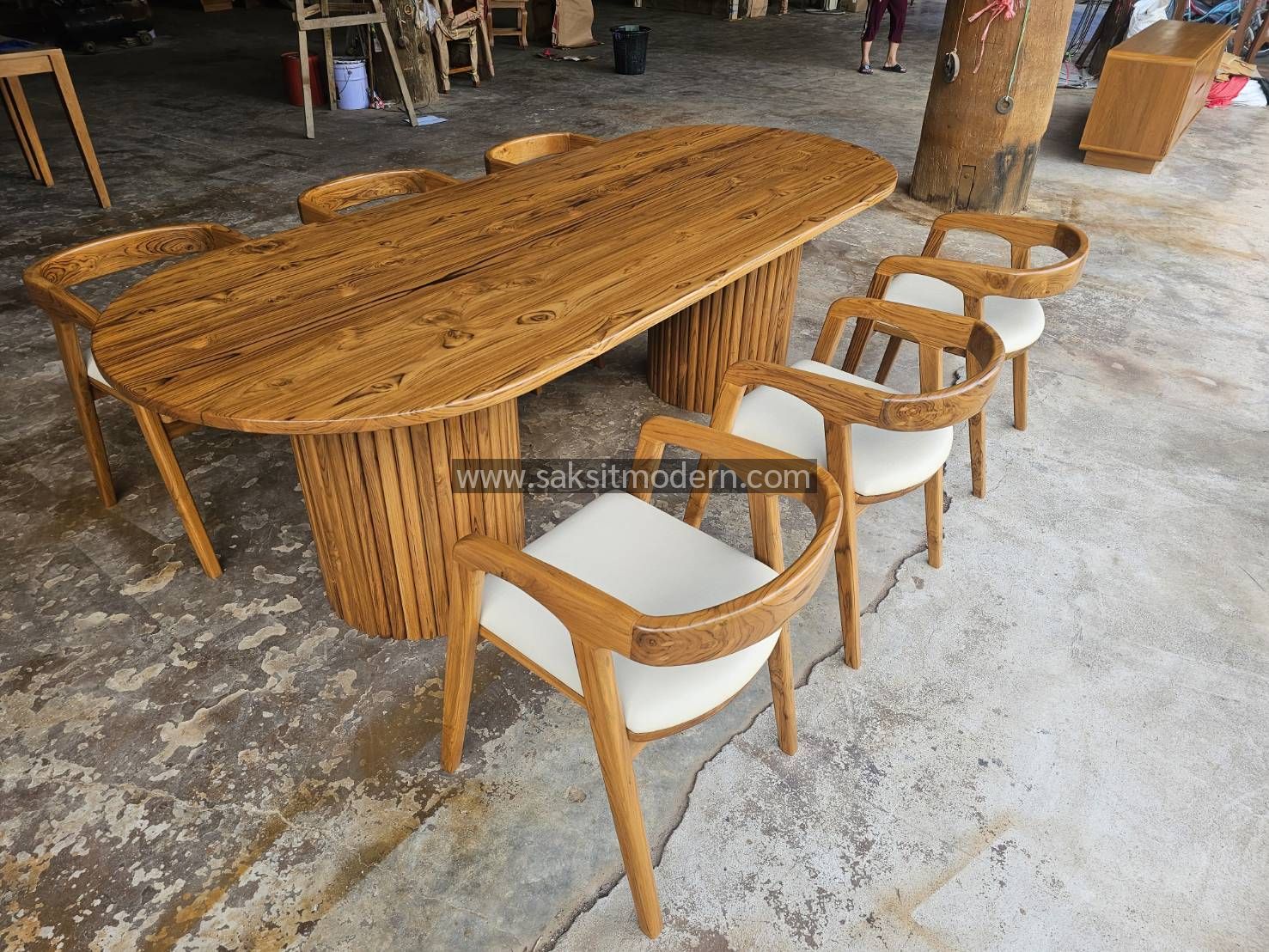 โต๊ะอาหารวงรี ขาลูกฟูก ขนาด 100*2.00*78 ราคา 13900 บาท เก้าอี้ตัวละ 2900บาท 