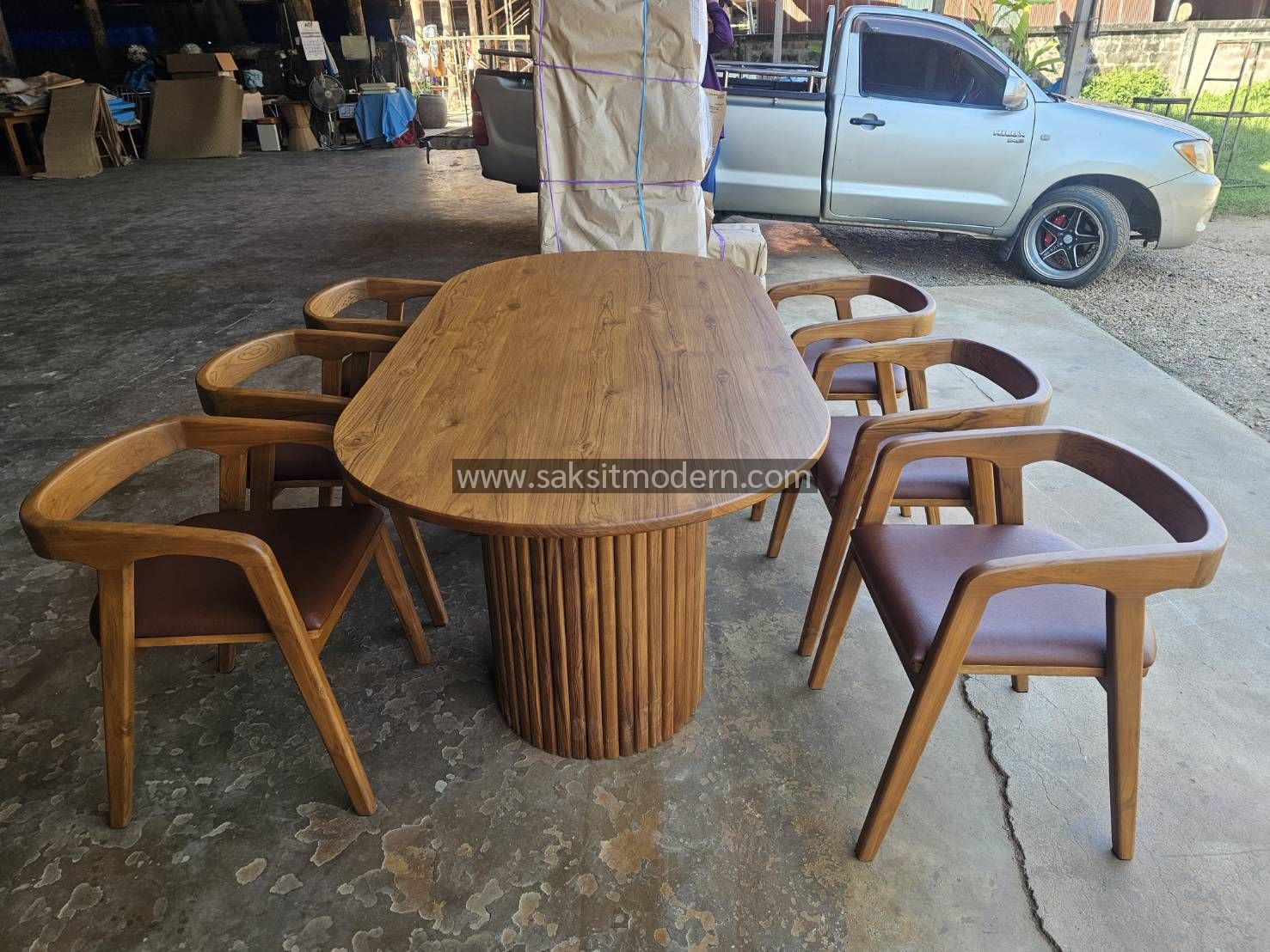 โต๊ะอาหารวงรี ขาลูกฟูก ขนาด 100*2.00*78 ราคา 13900 บาท เก้าอี้ 6 ตัวละ 2900บาท รวม 17400 บาท รวมยอด 31300 บาท